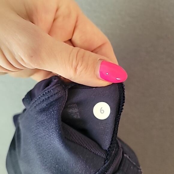 Lululemon Run Stuff Your Bra Luxtreme Tank Navy Blue White Stripe Top Size 6 EUC - Picture 6 of 8